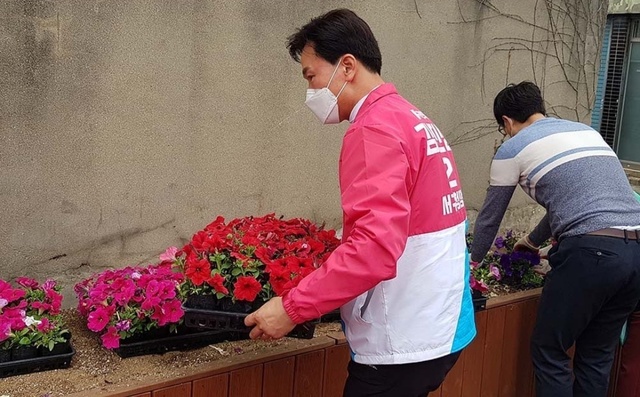 ▲ 김진상 서구청장 예비후보는 마을 공동체를 회복해서 정이 넘치는 서구 만들기 프로젝트를 통해 사람이 모이는 서구를 만들어 “구민 중심의 행복한 서구로 도약할 수 있도록 최선을 다하겠다”라고 말했다.ⓒ김진상 예비후보 사무소