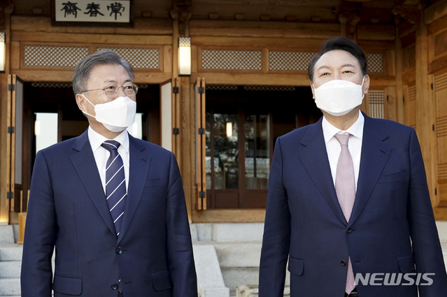 ▲ 문재인 대통령(왼쪽)과 윤석열 대통령 당선인. ⓒ뉴시스