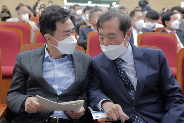 ▲ 김태흠 충남도지사 예비후보가 29일 충남도청에서 열린 인수위 충남지역 정책과제 국민보고회에 참석 김병준 위원장과 대화하고 있다.ⓒ김태흠 충남지사 선거 캠프