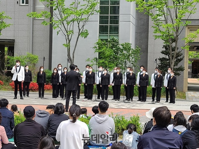 ▲ 청주시립합창단이 30일 오후 충북 청주시 상당구 단재로 312 중흥에스클래스 아파트에서 베란다 콘서트를 하고 있다.ⓒ김정원 기자