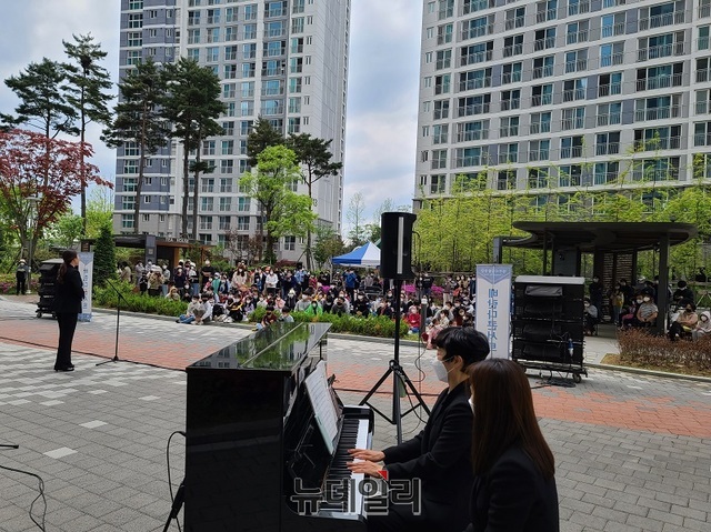 ▲ 청주시립합창단의 중흥에스클래스 베란다 콘서트.ⓒ김정원 기자