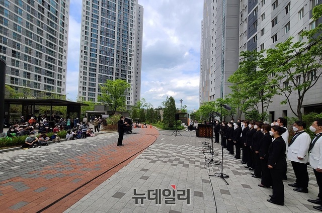 ▲ 청주시립합창단의 공연 무대가 된 청주 중흥에스클래스 아파트 단지.ⓒ김정원 기자