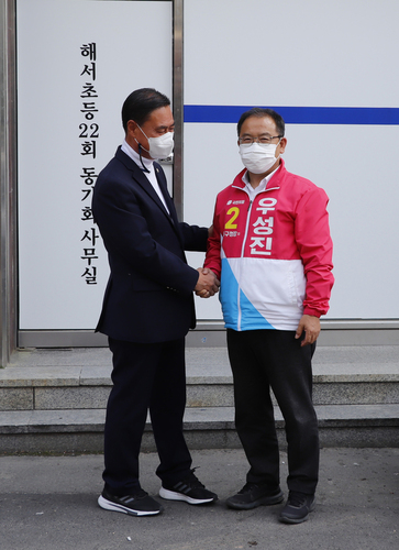 ▲ 차수환 전 동구의회 의장(왼쪽)이 30일 오후 우 예비후보를 만나  응원 메시지를 전달했다.ⓒ우성진 예비후보 사무소