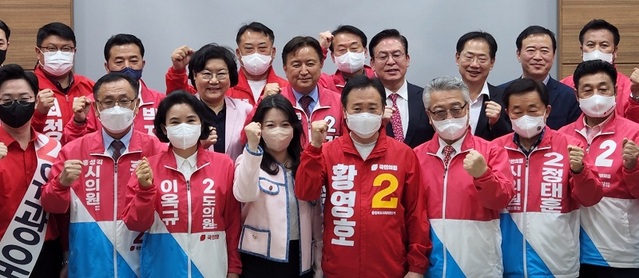 ▲ 국민의힘 충북도당 정우택 위원장과 김영환 충북도지사 후보, 그리고 이번 지방선거에 출마하는 후보들이 1일 충북도당에서 도민들에게 지지를 호소하고 있다.ⓒ국민의힘 충북도당