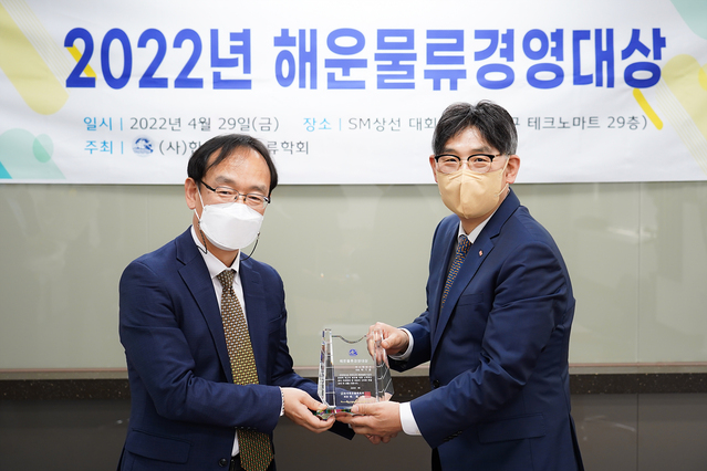 ▲ 최용석(왼쪽) 한국해운물류학회 회장과 박기훈 SM상선 대표이사가 기념촬영을 하고 있다. ⓒSM상선