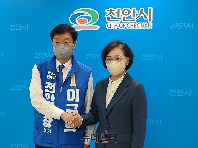 ▲ 이규희 충남 천안시장 예비후보가 함께 경쟁했던 김연 예비후보로부터 지지 선언을 받은 뒤 악수를 나누고 있다.ⓒ김정원 기자