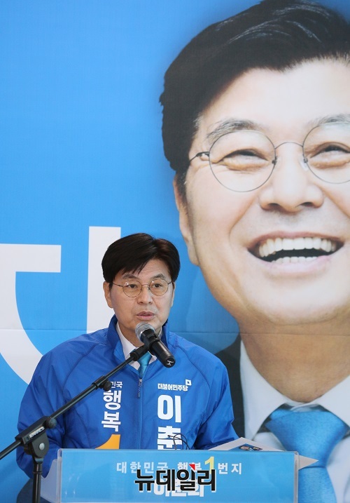 ▲ 이춘희 현 세종시장이 2일 나성동 자신의 선거사무실에서 대한민국 행복1번지 공약 관련 기자회견을 하고 있다.ⓒ이길표 기자