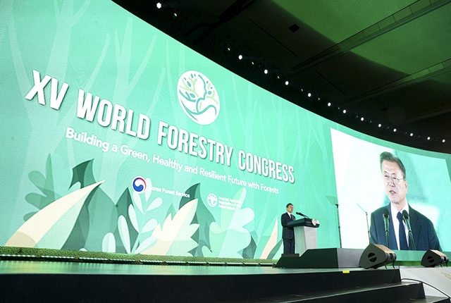 ▲ 2일 오전 코엑스에서 열린 제15차 세계산림총회에서 기조연설을 하는 문재인 대통령. ⓒ청와대 제공.