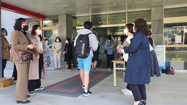 ▲ 충북 단양중 학부모회원들이 등교하는 학생들에게 작은 선물을 나눠주는 등 코로나19 극복을 응원하고 있다.ⓒ단양교육청