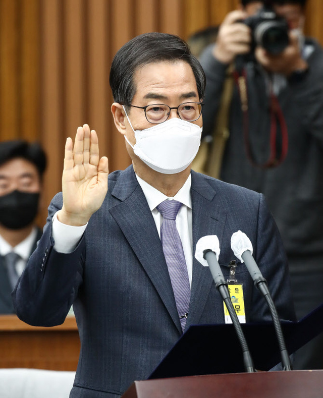 ▲ 한덕수 국무총리 후보자가 2일 국회에서 열린 인사청문회에서 선서하고 있다.ⓒ국회사진기자단
