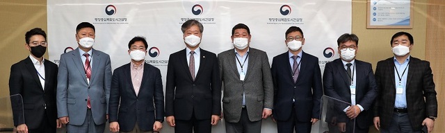 ▲ 박무익 행정중심복합도시건설청장(왼쪽 네 번째)이 2일  제3기 행복도시 공공건축가 위촉식을 갖고 기념촬영을 하고 있다.ⓒ행복청
