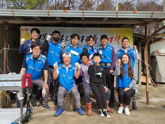 ▲ 경북도청 공무원 봉사동아리 ‘행복을 바르는 사람들(회장 권대수)’은 지난달 30일 
 봉사활동을 전개했다.ⓒ경북도