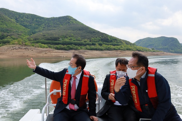 ▲ 홍준표 후보(왼쪽)는 2일 청도 운문댐을 찾아 댐 운영 현황을 청취하고 취수탑, 여수로, 방수로 등의 시설을 둘러봤다.ⓒ홍준표 후보 사무실