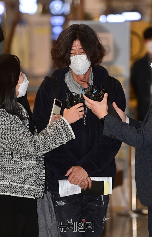 ▲ 미국에 체류 중이던 대장동 게이트 핵심 인물 남욱 변호사가 지난해10월18일 새벽 5시 인천국제공항으로 입국하고 있다. ⓒ정상윤기자