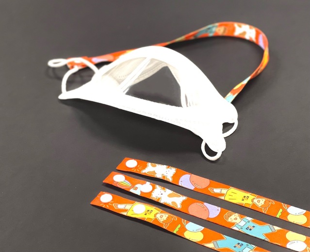 ▲ 교원그룹과 롯데푸드가 영유아 언어 발달을 돕기 위해 제작한 투명 마스크와 마스크 스트랩.ⓒ교원그룹