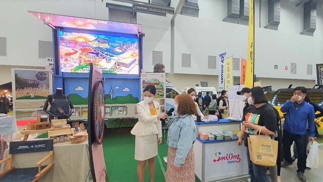 ▲ 대구 달서구는 4월 29일부터 5월 1일까지 대구 엑스코에서 개최된 제2회 대한민국 캠핑대전에서 이동식 관광안내소 차량을 활용한 달서구의 다양한 관광자원 홍보로 최우수 기획상을 수상했다고 밝혔다.ⓒ달서구