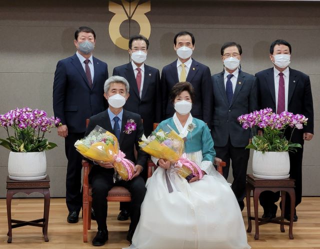 ▲ 김학경·조순희 씨 부부(앞줄)가 수상 후 뒷줄 (왼쪽부터) 김응식 괴산농협조합장, 이성희 농협중앙회장, 김안석 한국새농민중앙회장 및 곽찬주 한국새농민충북도회장과 포즈를 취하고 있다.ⓒ농협충북본부