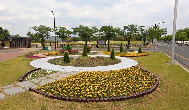 ▲ 선덕네거리 교통섬 꽃정원 모습.ⓒ경주시