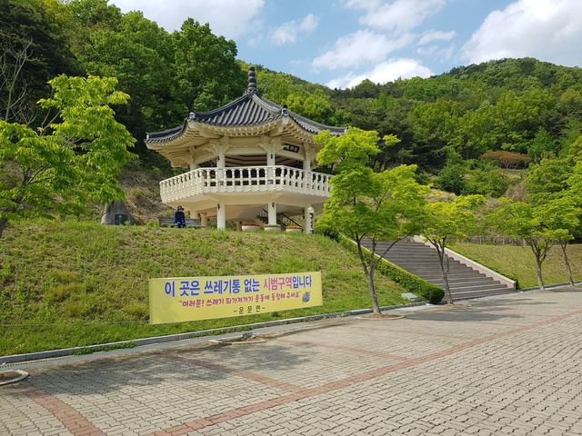 ▲ 청도군 운문면에 위치한 망향정 휴게소는 정든 고향을 떠난 수몰민의 정과 마음을 달래기 위해 마련된 공간으로 확 트인 운문댐의 절경을 보며 휴식을 취하기 위해 많은 관광객이 방문하고 있다.ⓒ청도군