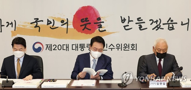 ▲ 윤석열 제20대 대통령 당선인이 3일 오전 대통령직인수위원회에서 열린 전체회의에서 인수위가 준비한 110대 국정과제 자료를 살피고 있다. ⓒ연합뉴스