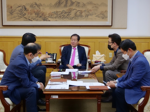 ▲ 홍 후보는 3일 오후 대구공항을 찾아 한국공항공사 관계자로부터 현황을 청취하고 공항시설을 둘러 본 후 통합신공항과 동촌후적지 건설 구상 그림을 가다듬었다.ⓒ홍준표 후보 선거사무소