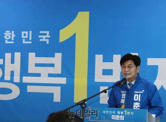 ▲ 이춘희 민주당 세종시장 예비후보가 4일 오전 자산의 선거사무실에서 열린 제2차 공약 발표를 하고 있다.ⓒ이길표 기자