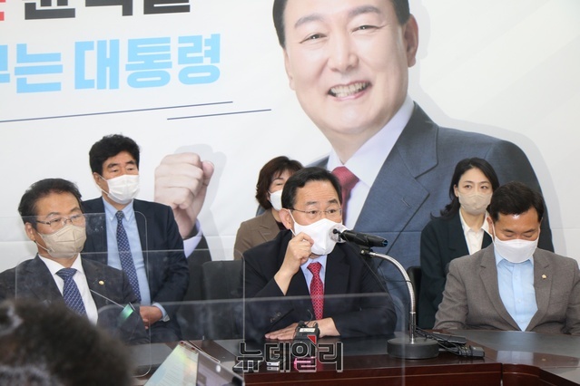 ▲ 주호영 국민의힘 대구시당 공천관리위원장(중간)이 대구 8개 구·군 군수와 구청장 후보를 발표하고 있다.ⓒ뉴데일리