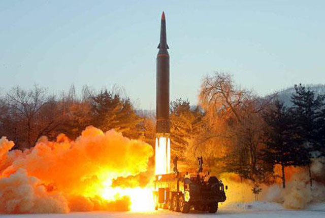 ▲ 북한 관영매체가 지난 1월 6일 보도한 극초음속 미사일 시험발사 장면. 발사장소는 평양인근 순안비행장 일대였다. ⓒ연합뉴스. 무단전재 및 재배포 금지.