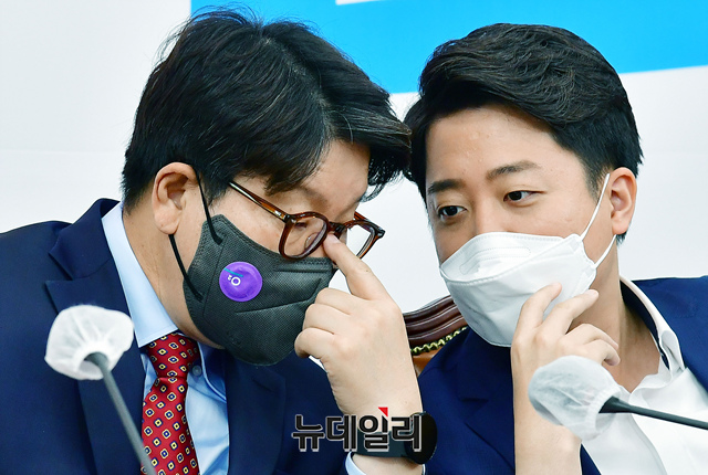 ▲ 이준석 국민의힘 대표가 4일 오전 국회에서 열린 최고위원회의에 참석해 권성동 원내대표와 인사를 나누고 있다.ⓒ이종현 기자