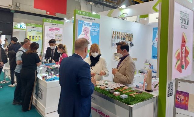 ▲ 충북도 화장품 관련 7개 업체가 지난달 28일부터 지난 1일까지 이탈리아에서 열린 ‘2022 코스모프로프 이태리 볼로냐’에참가했다.ⓒ충북도