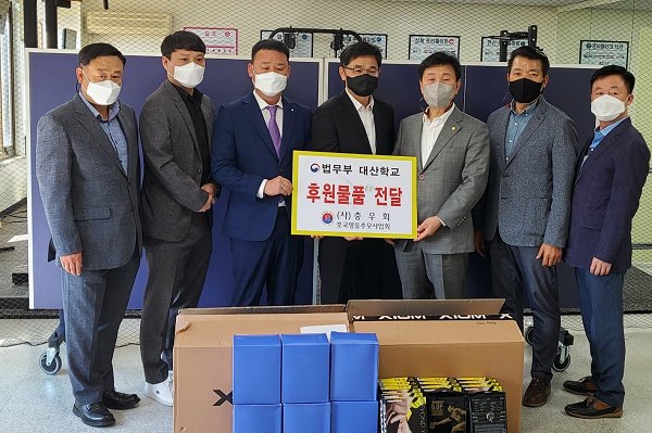 ▲ 현민우 대전 탁구협회장이 지난 3일 대산학교에 탁구대 등 300만원 상당을 지원했다.ⓒ대산학교