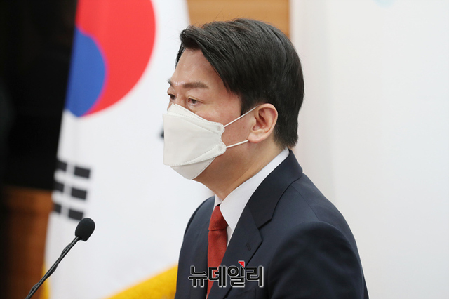 ▲ 대통령직인수위원회 공식 출범 한 달을 맞은 지난 4월18일 오전 서울 종로구 인수위 공동기자회견장에서 안철수 인수위 위원장이 기자간담회를 갖고 있다.ⓒ강민석 기자(사진=인수위)