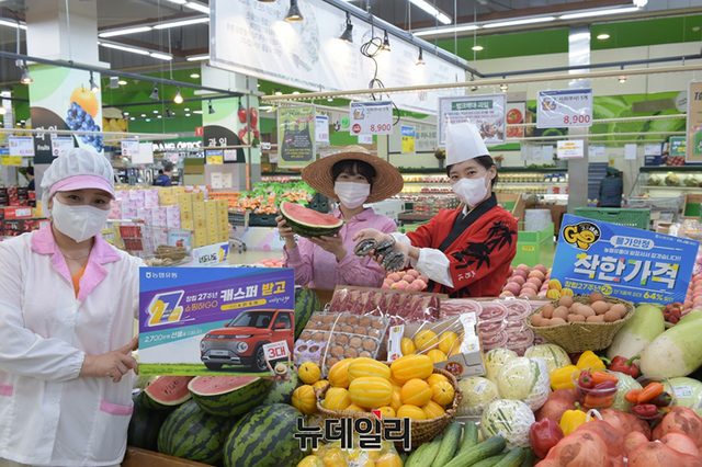 ▲ 농협유통이 4일 오전 서울 서초구 양재점에서 농협유통 창립 27주년 '함께해서 더 큰 착한가격 2탄' 행사를 소개하고 있다. ⓒ농협유통