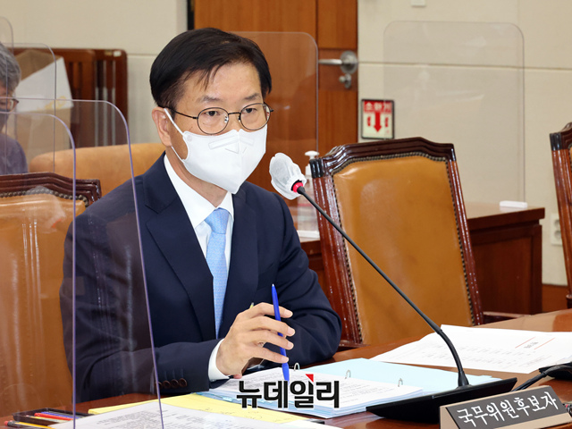 ▲ 이정식 고용노동부 장관 후보자가 4일 오전 국회에서 열린 인사청문회에서 선서를 하고 있다.ⓒ사진=공동취재단