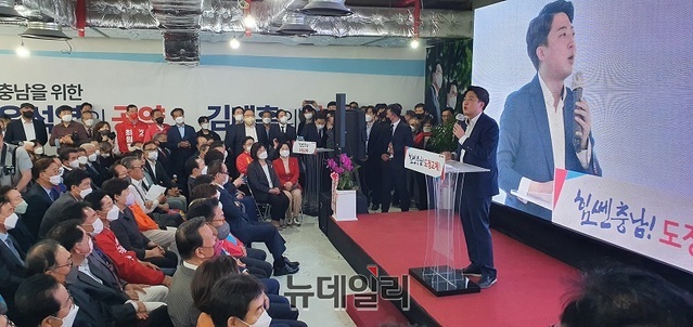 ▲ 이준석 국민의힘 대표가 4일 충남 천안에서 열린 김태흠 충남도지사 후보 선거사무소 개소식에 참석해 인사말을 하고 있다.ⓒ김정원 기자