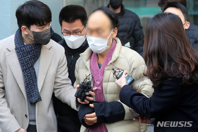 ▲ 거 유세 현장에서 송영길 더불어민주당 전 대표의 머리를 둔기로 가격한 혐의를 받는 70대 남성이 지난달 16일 오전 서울 서대문경찰서에서 검찰로 구속 송치되며 취재진 질문에 답변하고 있다. ⓒ뉴시스