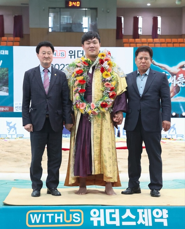 ▲ 충북 증평군청 소속 김진(32)이 ‘위더스제약 2022 민속씨름 괴산장사씨름대회’서 백두급(140㎏ 이하) 정상에 올랐다.ⓒ증평군