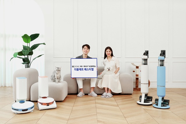 ▲ 삼성전자 모델이 로봇청소기 '비스포크 제트 봇 AI'와 스틱형 무선청소기 '비스포크 제트'를 소개하고 있는 모습. ⓒ삼성전자