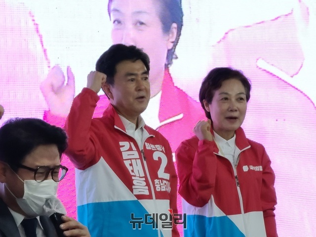 ▲ 김태흠 국민의힘 충남도당 후보가 지난 4일 천안에서 열린 개소식에서 부인 이미숙 여사와 함께 지지자들에게 화이팅을 외치고 있다.ⓒ뉴데일리 D/B