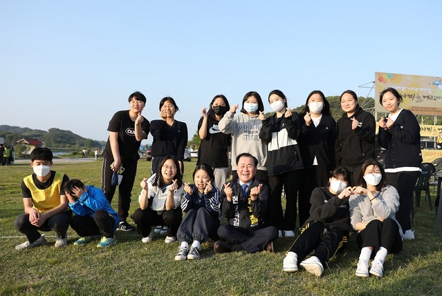 ▲ 김지철 예비후보가 지난 4일 충남 부여에서 열린 어린이날 100주년 행사에서 어린이들과 함께 기념촬영을 하고 있다.ⓒ김지철 충남교육감 후보 캠프