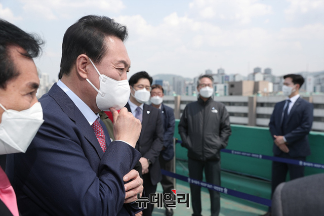 ▲ 윤석열 대통령 당선인이 지난 2일 오후 경기 안양시 동안구 초원7단지 부영아파트에서 열린 1기 신도시 노후아파트 현안 점검에 참석해 보고를 받고 있다.ⓒ정상윤 기자(사진=인수위)