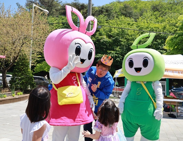 ▲ 노영민 더불어민주당 충북도지사 예비후보가 어린이날인 5일 청주랜드를 찾아 어린이들과 즐거운 한때를 보내고 있다.ⓒ노영민 충북도지사 후보 캠프