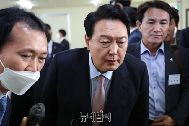 ▲ 윤석열 대통령 당선인이 지난 4일 오후 강원 원주시 부론산업단지를 방문해 조성계획 등에 대한 보고를 받고 있다.ⓒ정상윤 기자(사진=대통령직인수위원회)
