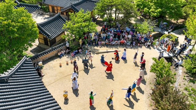 ▲ 경북 영주시는 ‘한국 정신문화의 뿌리, 선비정신’이라는 주제로 열리는 ‘2022영주한국선비문화축제’가 5일 그 화려한 막을 열고 8일까지 4일간의 일정에 돌입했다고 밝혔다.ⓒ영주시