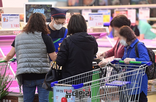 ▲ 한 번씩 고객분들이 몰리는 탓에 가이드를 철저히 지키기는 쉽지 않았다ⓒ정상윤 기자