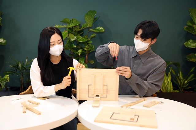 ▲ 현대글로비스 직원들이 어린이에게 선물할 독서대를 직접 제작하고 있다. ⓒ현대글로비스