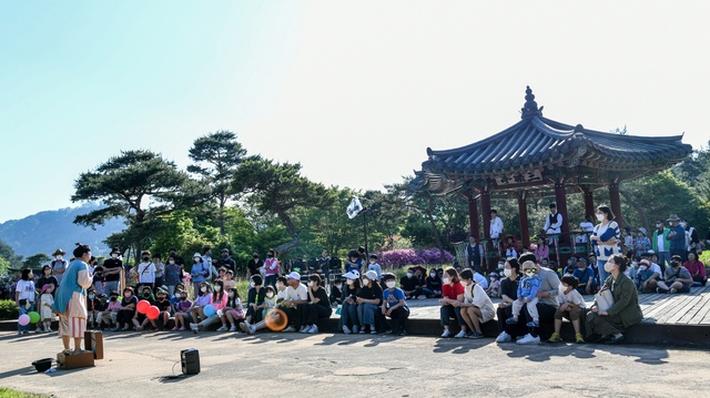 ▲ 코로나19 장기화로 3년만에 대면행사로 열리고 있는 선비촌‧소수서원 일원에 어린이날을 맞아 많은 관광객이 몰려 모처럼 활기가 넘쳤다.ⓒ영주시