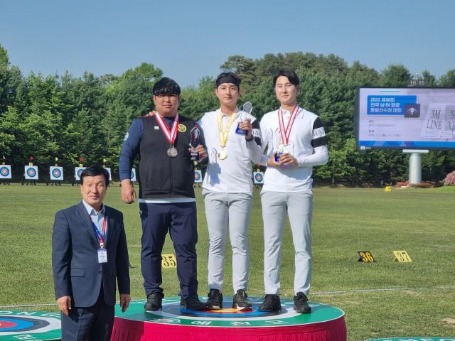 ▲ (오른쪽부터) 배재현·구대한·신재훈 선수, 홍승진 감독.ⓒ청주시