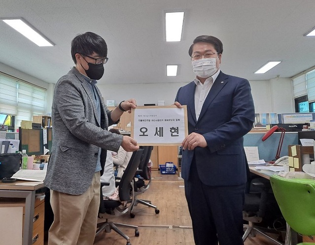 ▲ 오세현 아산시장 예비후보가 6일 아산시선관위에 예비후보 등록을 하고 있다.ⓒ오세현 아산시장 후보 선거 캠프