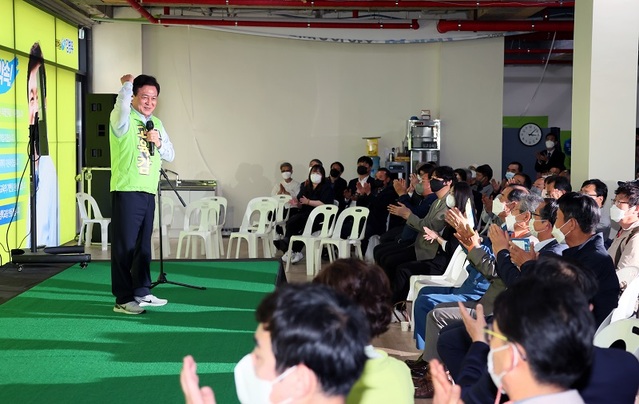 ▲ 김병우 충북도교육감이 7일 청주 선거사무소에서 열린 미래 희망 캠프에서 지지자들에게 인사말을 하고 있다. ⓒ김병우 충북도교육감 선거 캠프